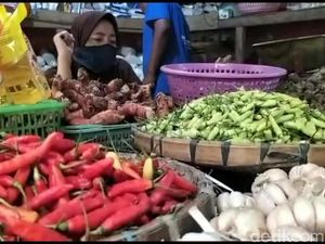 Siasat Pedagang Pasuruan Hadapi Tingginya Harga Cabai Rawit Siasat Pedagang Pasuruan Hadapi Tingginya Harga Cabai Rawit