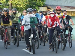 Peringati HUT Ke-104 Kota Mojokerto, Khofifah-Ning Ita Gowes Bareng