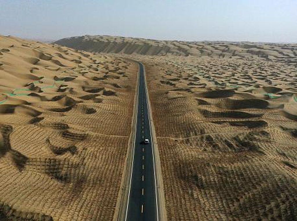 Penampakan Jalan Raya di China yang Membelah Gurun Pasir Penampakan Jalan Raya di China yang Membelah Gurun Pasir