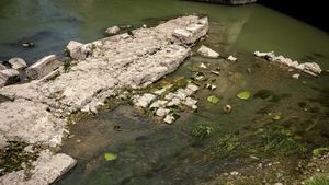 Potret Jembatan Kuno yang Muncul Saat Sungai di Italia Mengering