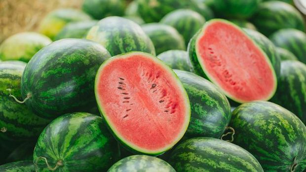 Penjual Semangka dapat Rp 221 juta untuk pengobatan sang cucu.
