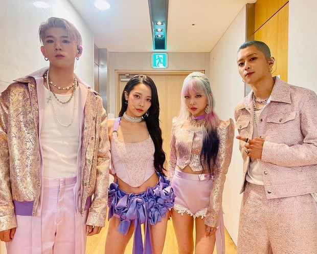 Performance perdana KARD/ Foto: twitter.com/KARD_Official