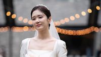 8 Foto Gaun Pengantin Jang Nara yang Dinilai Mirip Punya Song Hye Kyo