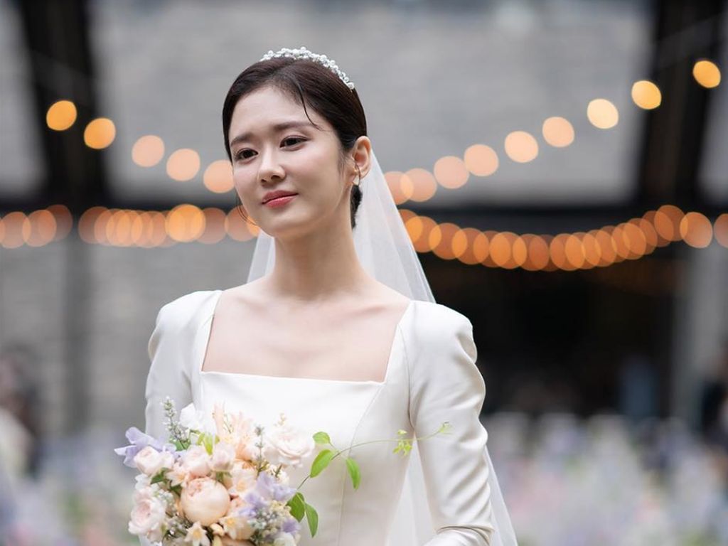 8 Foto Gaun Pengantin Jang Nara yang Dinilai Mirip Punya Song Hye Kyo
