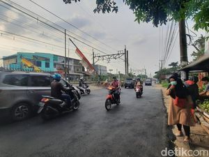 Bikin Macet, PKL Dekat Perlintasan Rawageni Depok Ditertibkan