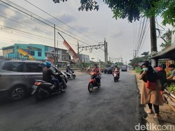 Bikin Macet, PKL Dekat Perlintasan Rawageni Depok Ditertibkan