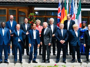 6 Foto Akrab Jokowi Bareng Pemimpin Dunia di KTT G7 6 Foto Akrab Jokowi Bareng Pemimpin Dunia di KTT G7