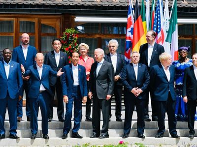 6 Foto Akrab Jokowi Bareng Pemimpin Dunia di KTT G7