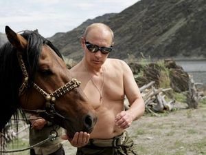 Olok-olok Putin karena Telanjang Dada, Ini Penjelasan PM Inggris