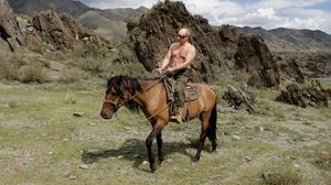 Foto-foto Putin Telanjang Dada Naik Kuda yang Diolok-olok Petinggi G7