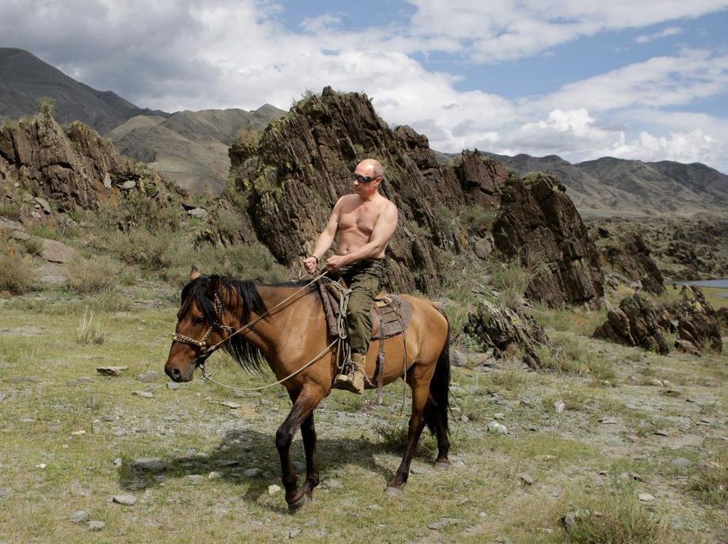 Foto-foto Putin Telanjang Dada Naik Kuda yang Diolok-olok Petinggi G7