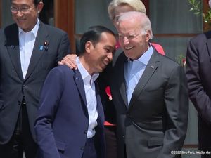 Rangkulan Jokowi dan Joe Biden di KTT G7 Rangkulan Jokowi dan Joe Biden di KTT G7