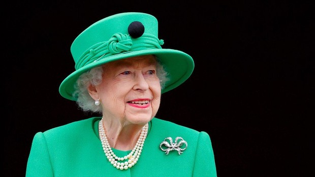Ratu Elizabeth II suka makan buah dari tupperware