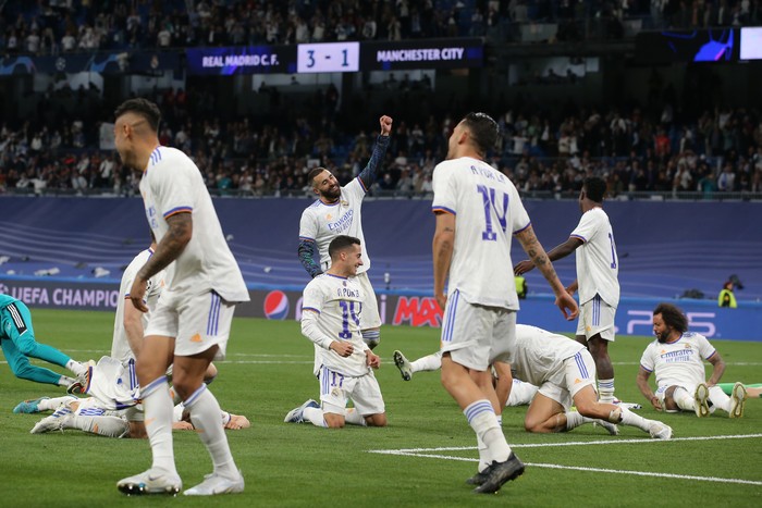 MADRID, SPAIN - MAY 04: Karim Benzema of Real Madrid celebrates with team mates following the final whistle of the UEFA Champions League Semi Final Leg Two match between Real Madrid and Manchester City at Estadio Santiago Bernabeu on May 04, 2022 in Madrid, Spain. (Photo by Jonathan Moscrop/Getty Images)