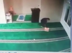 Aksi Bak Spider-Man Maling Kotak Amal di Bogor