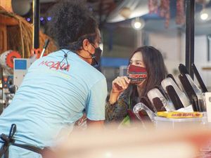 Romantisnya Arie Kriting Saat Jualan Pisang Goreng dengan Indah Permatasari Romantisnya Arie Kriting Saat Jualan Pisang Goreng dengan Indah Permatasari