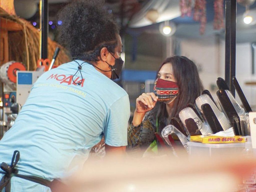 Romantisnya Arie Kriting Saat Jualan Pisang Goreng dengan Indah Permatasari Romantisnya Arie Kriting Saat Jualan Pisang Goreng dengan Indah Permatasari