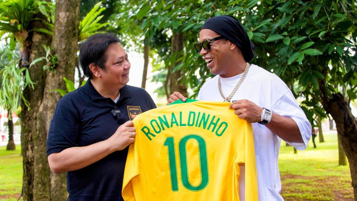 Ronaldinho bersama Airlangga Hartanto. (Foto: Istimewa)