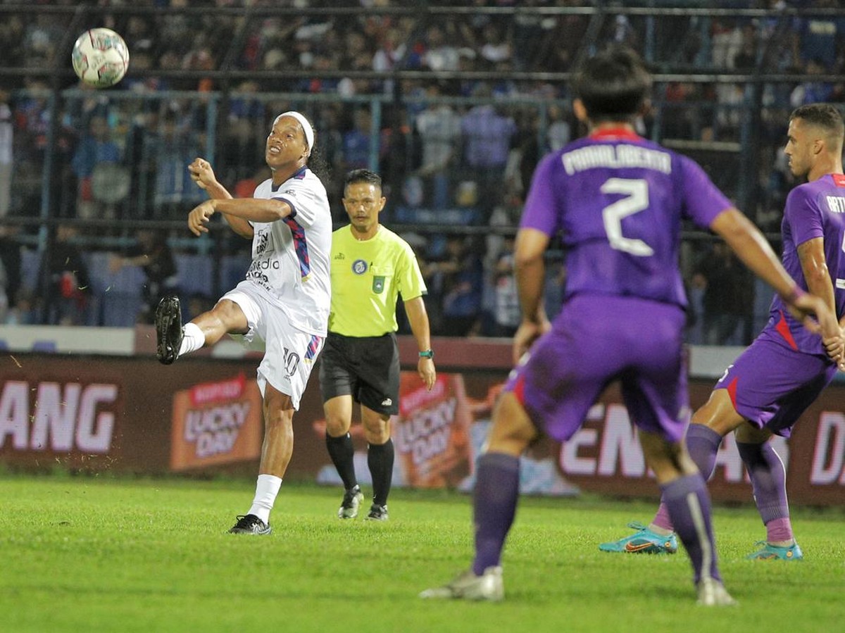 Ronaldinho saat tampil di Trofeo Ronaldinho. (Foto: ANTARA FOTO/Rizal Hanafi)