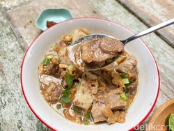 Menyantap Coto Makassar di Bangunan Limasan 300 Tahun