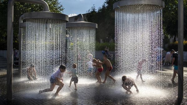 Saat Pancuran Raksasa Jadi Tempat Ngadem Anak-anak Lithuania