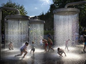 Saat Pancuran Raksasa Jadi Tempat Ngadem Anak-anak Lithuania