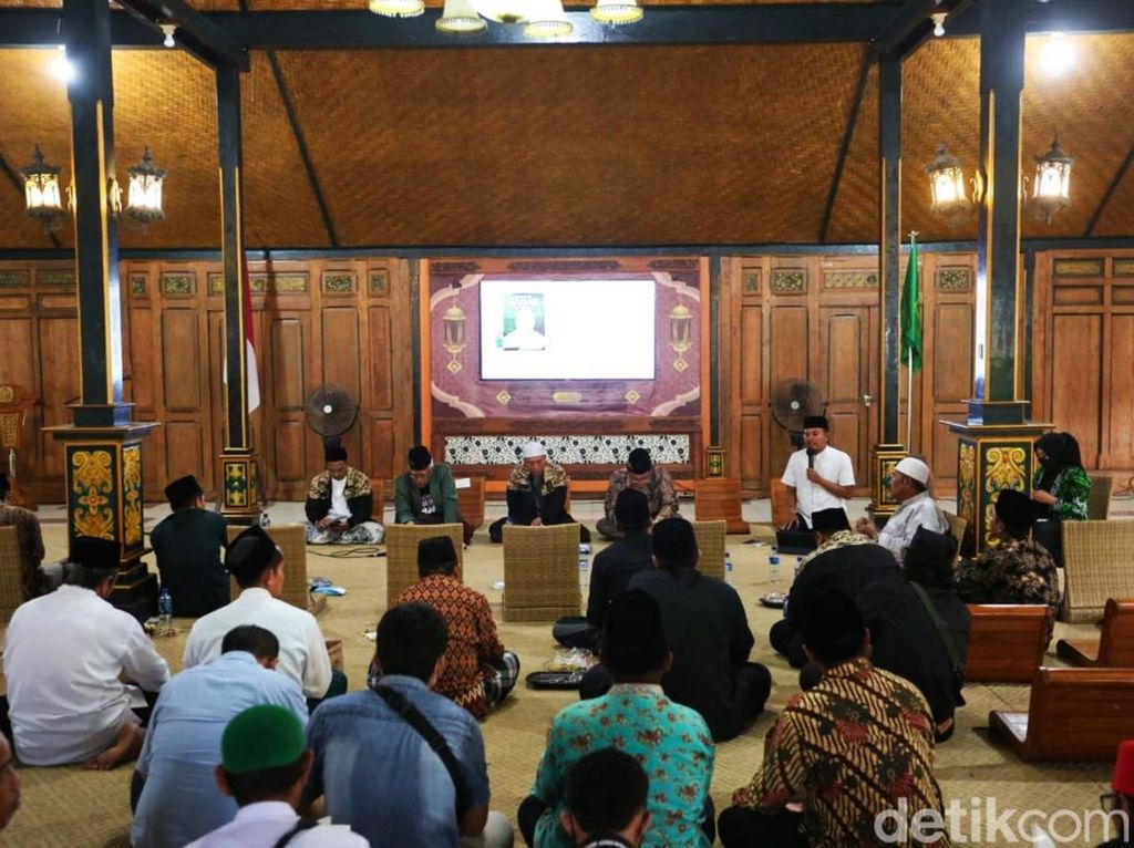 Bupati Ipuk Ajak Warga Banyuwangi Tingkatkan Etos Kerja dengan Selawat Badar Bupati Ipuk Ajak Warga Banyuwangi Tingkatkan Etos Kerja dengan Selawat Badar