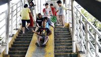 Senyum Ceria Anak-anak Main Perosotan di JPO