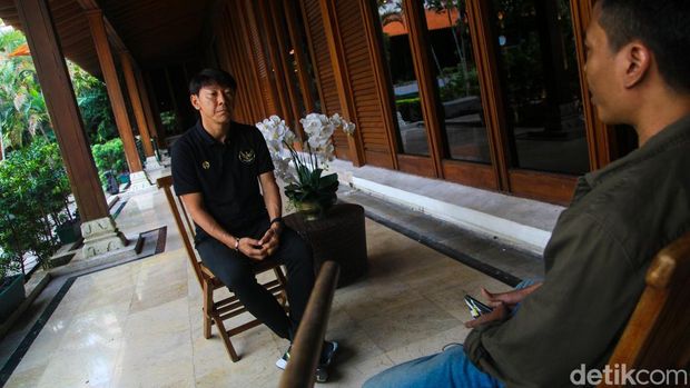 Pelatih timnas Indonesia Shin Tae-yong menjawab pertanyaan detikSport dalam wawancara eksklusif.