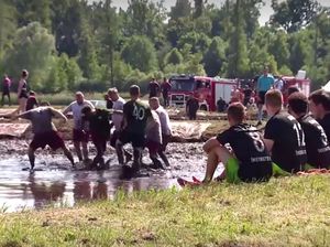 Sudah Tahu Ada Turnamen Sepak Bola Lumpur? Lihat Nih Aksinya