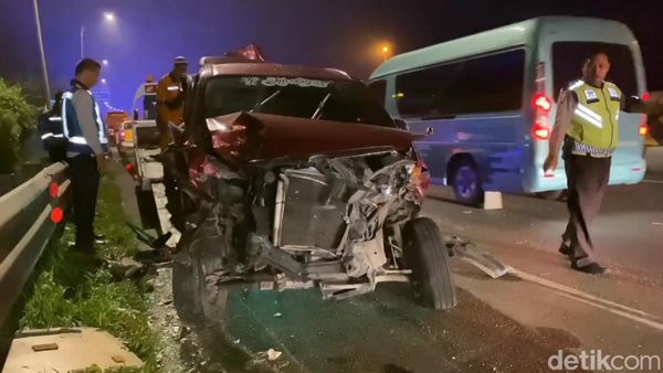 Ngeri! Kendaraan Ringsek Akibat Tabrakan Beruntun di Cipularang