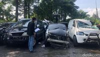 Bangkai Kendaraan yang Terlibat Tabrakan Beruntun di Cipularang