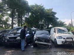 Penampakan Kendaraan Ringsek Usai Tabrakan Beruntun di Tol Cipularang