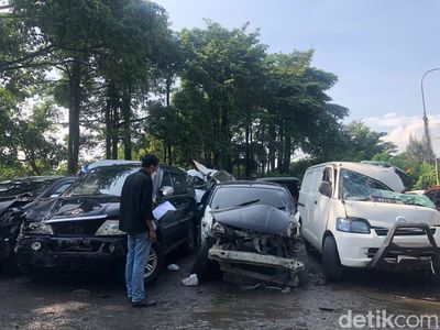 Bangkai Kendaraan yang Terlibat Tabrakan Beruntun di Cipularang