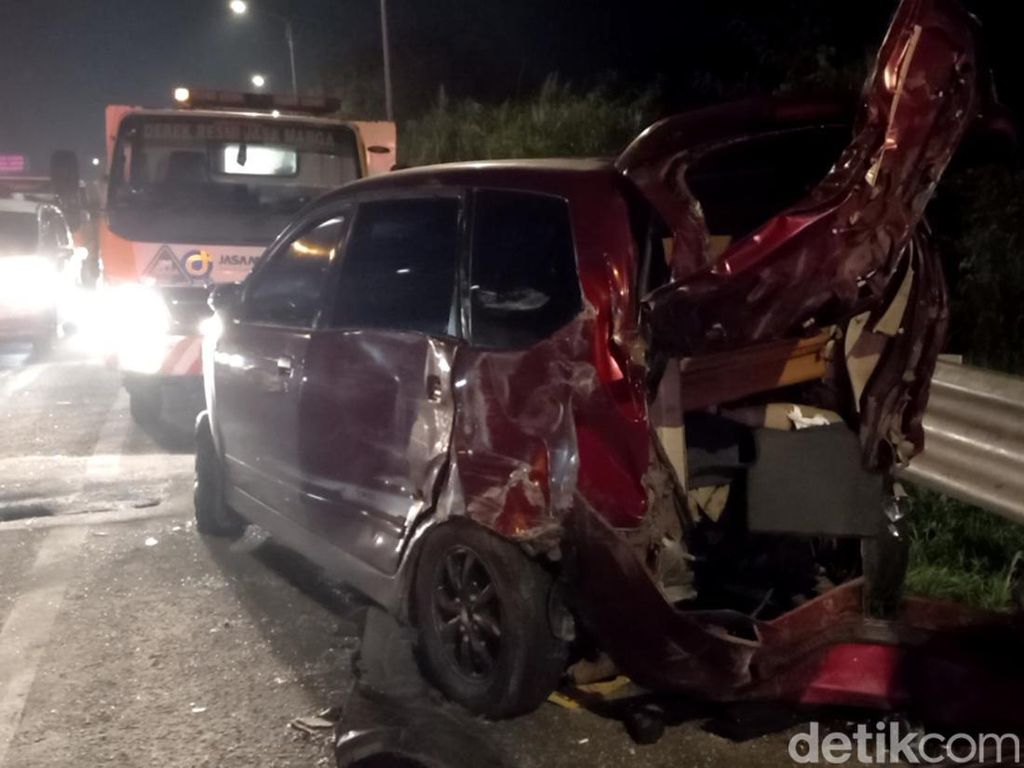 Kecelakaan Beruntun 17 Kendaraan di Tol Cipularang Akibat Bus Rem Blong