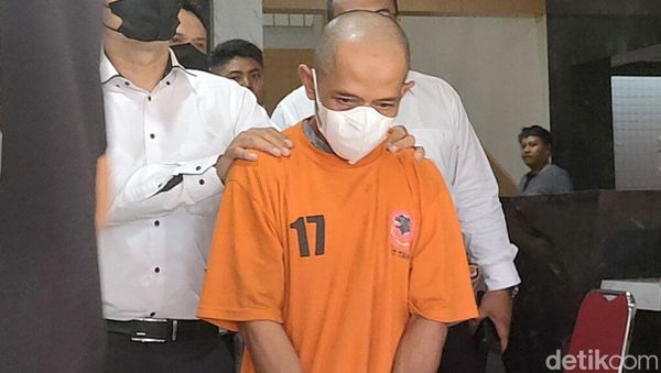 Tampang Ayah Pemerkosa Anak Kandung di Garut Berbaju Tahanan
