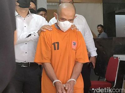 Tampang Ayah Pemerkosa Anak Kandung di Garut Berbaju Tahanan