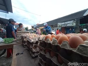 Emak-emak Blitar Pilih Telur Retak di Tengah Harga yang Masih Tinggi