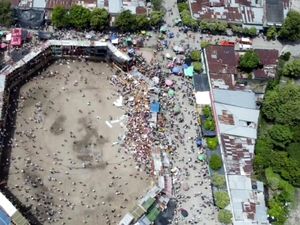 Foto Udara Tribun Penonton Ambruk Saat Adu Banteng di Kolombia
