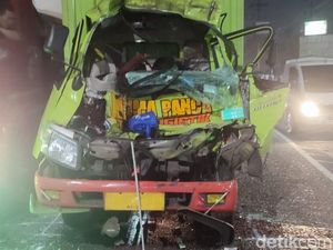 Truk Boks Tabrak Tronton di Sidoarjo, 1 Tewas-1 Orang Luka Truk Boks Tabrak Tronton di Sidoarjo, 1 Tewas-1 Orang Luka