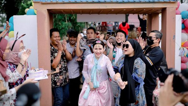 9 Momen Ayu Ting Ting Dapat Kejutan Ultah, Pakai Hanbok Bak Gadis Korea