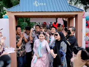 9 Momen Ayu Ting Ting Dapat Kejutan Ultah, Pakai Hanbok Bak Gadis Korea