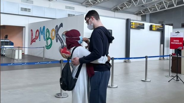 Wanita asal Lombok, Baiq Andriyan menikah dengan pria Inggris, Jay Robinson, viral di media sosial.