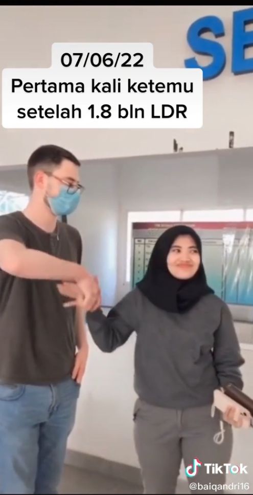 Wanita asal Lombok, Baiq Andriyan menikah dengan pria Inggris, Jay Robinson, viral di media sosial.