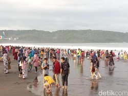 Libur Panjang Sekolah, Wisatawan Padati Pantai Pangandaran