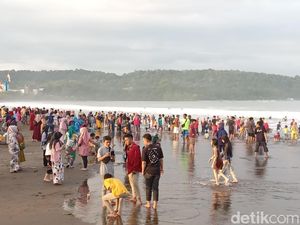 Libur Panjang Sekolah, Wisatawan Padati Pantai Pangandaran Libur Panjang Sekolah, Wisatawan Padati Pantai Pangandaran
