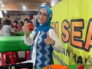 10 Potret Awet Muda Desy Ratnasari Saat Cicip Awug dan Seafood