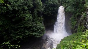Bertualang Menyusuri Air Terjun Palovit Turki yang Asri Banget