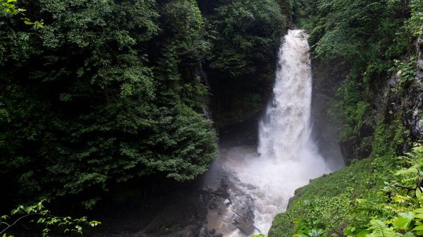 Bertualang Menyusuri Air Terjun Palovit Turki yang Asri Banget