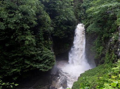 Bertualang Menyusuri Air Terjun Palovit Turki yang Asri Banget